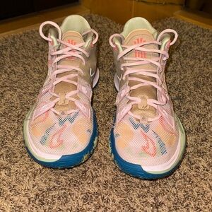 EUC Nike Kyrie 7 ‘1 World - 1 People’